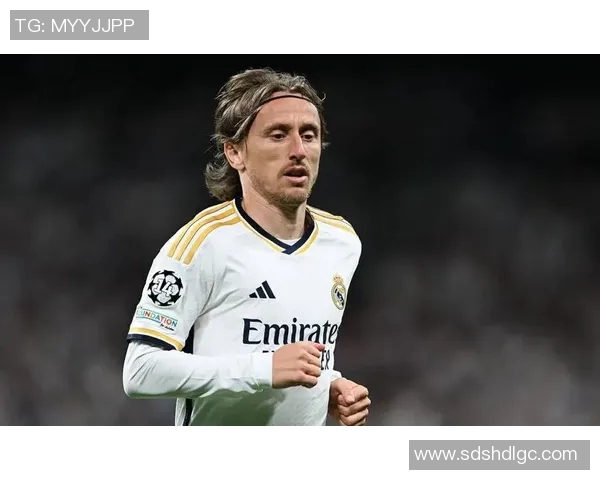 意大利足球明星搞笑伸舌头视频引发网友热议与模仿挑战