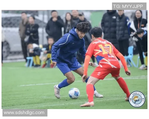 足球明星扔鞋瞬间集锦展现他们幽默一面与赛场激情